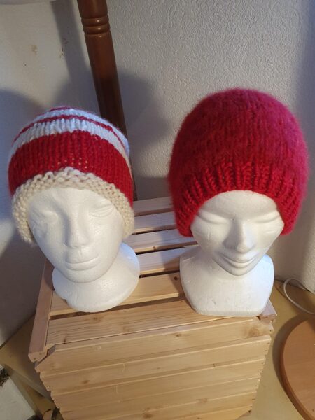 bonnet rouge et blanc à gauche
